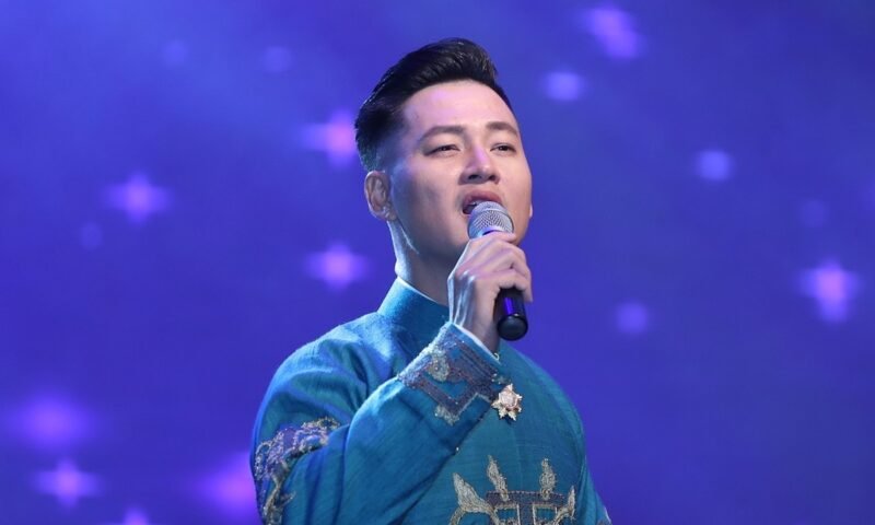 Đức Tuấn hát tưởng nhớ cố nhạc sĩ Lam Phương